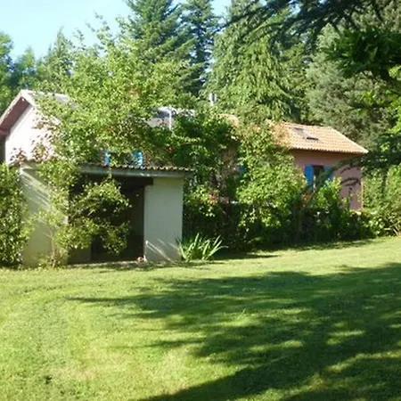 Ferienhaus Your Pink House With Blue Shutters