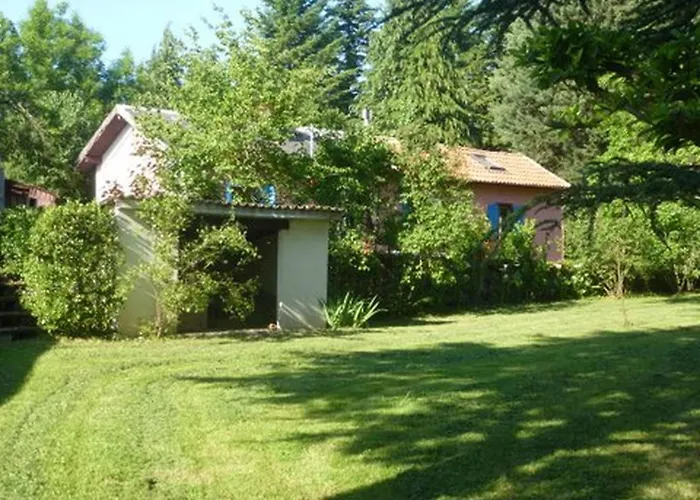 Ferienhaus Your Pink House With Blue Shutters